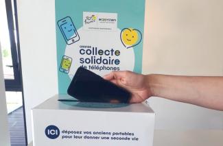 Collecte solidaire de téléphones à Redon, ville-étape du Tour de France