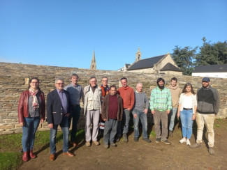 Mur du cimetière : l'équipe du chantier d'insertion au service du Patrimoine