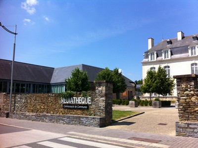 photo extérieure de la médiathèque JM Bollé et du château de Caslou, à Redon