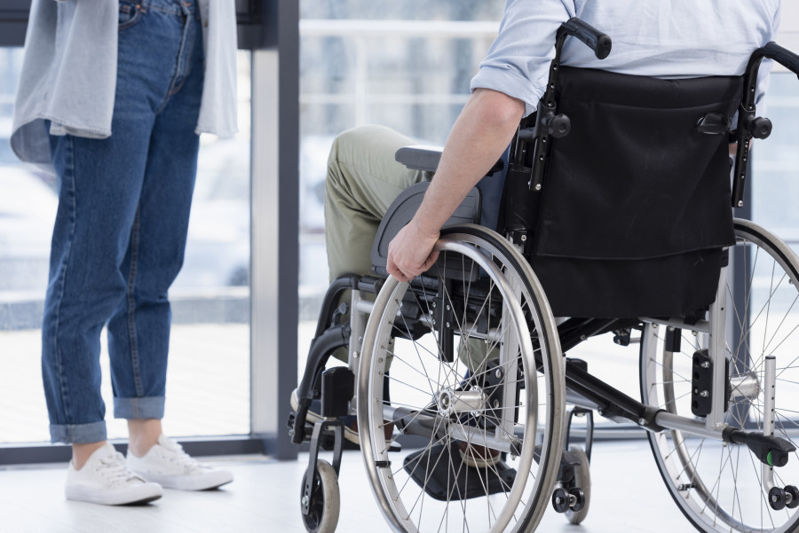 personne en fauteuil roulant