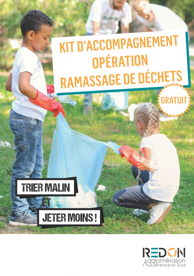 enfants ramassant des déchets dans un sac poubelle