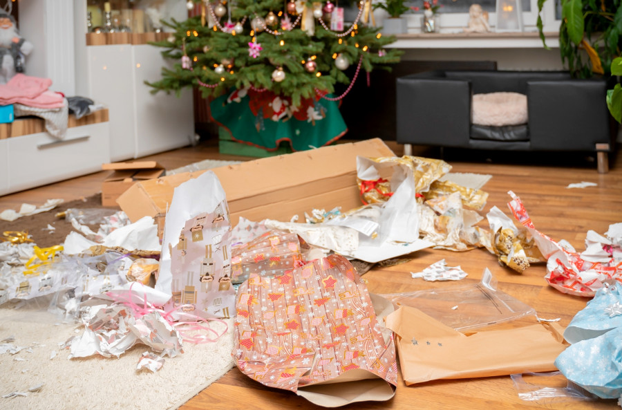 déchets au pied d'un sapin de Noël